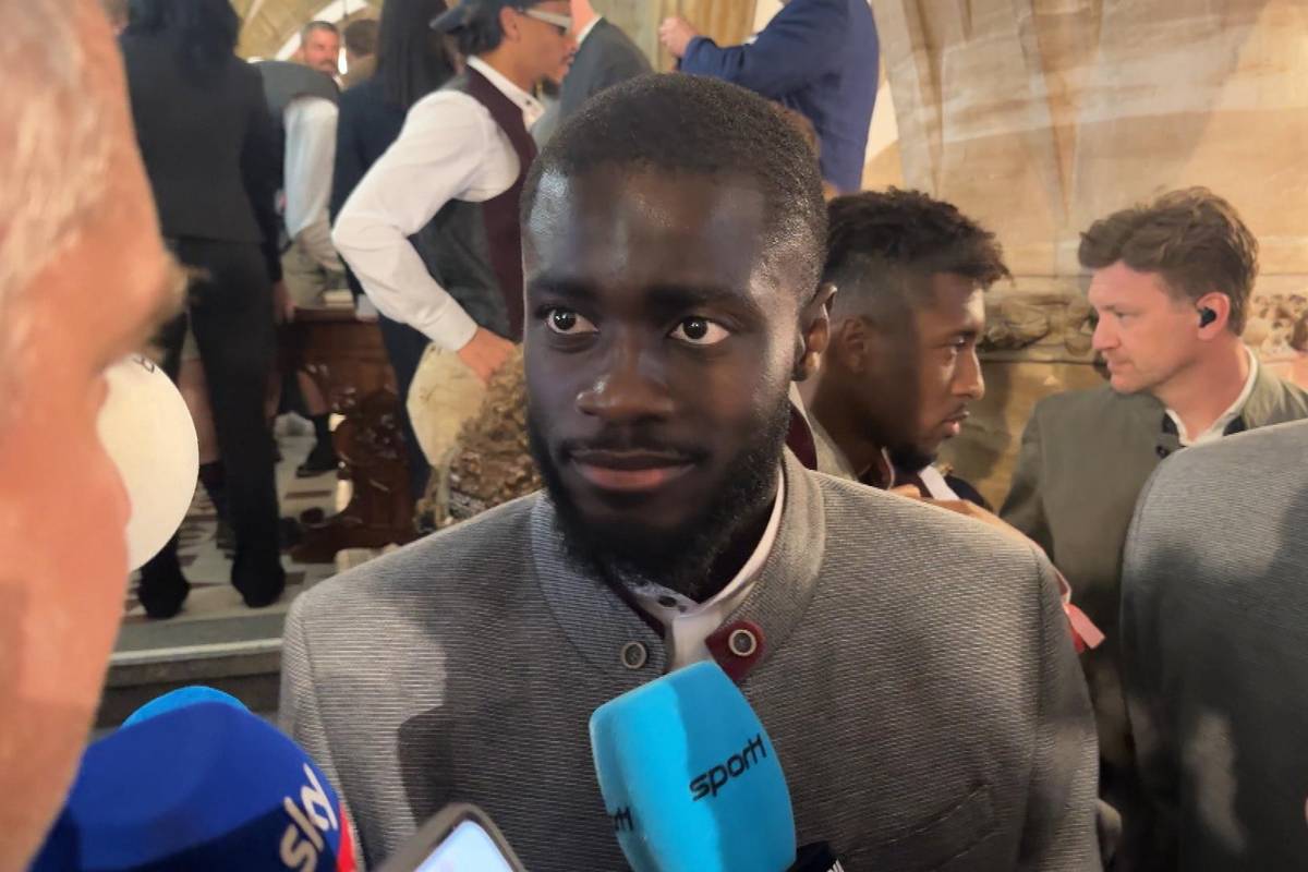 Dayot Upamecano fehlte dem FC Bayern zuletzt verletzungsbedingt. Bei den Feierlichkeiten am Marienplatz wird er zu seiner Zukunft und Trainer Vincent Kompany befragt.