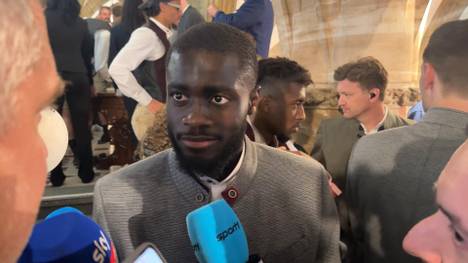 Dayot Upamecano fehlte dem FC Bayern zuletzt verletzungsbedingt. Bei den Feierlichkeiten am Marienplatz wird er zu seiner Zukunft und Trainer Vincent Kompany befragt.
