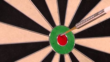 Ex-Weltmeister Rob Cross beendet sein erstes Match bei der Darts-WM 2026 mit einem Big-Fish-Finish! Der Engländer gewinnt souverän mit 3:0 gegen Cor Dekker.