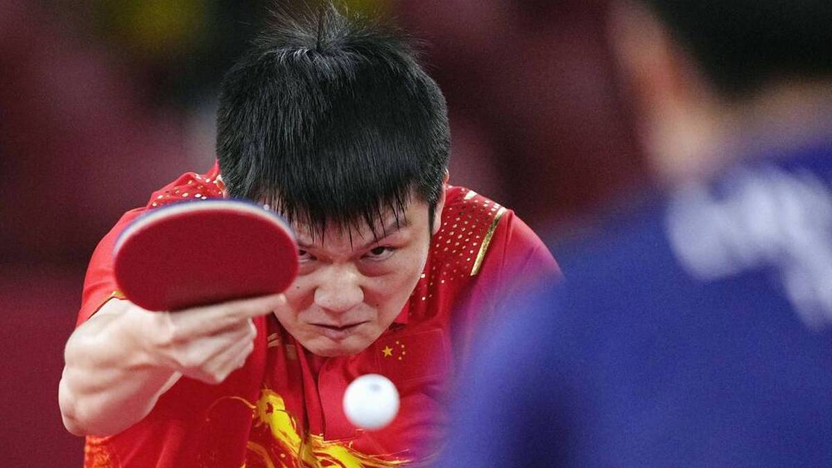 Höchste Konzentration beim Tischtennis: Fan Zhendong gewinnt das erste Halbfinale im Einzel ...