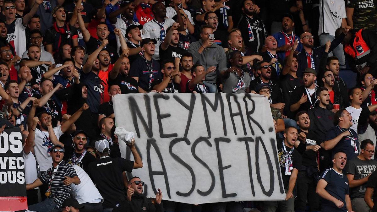 Bei den Fans im Prinzen-Park gilt der einstige Heilsbringer bereits als "Persona non grata", beim Liga-Auftakt gegen Nimes zierte ein Banner mit der Aufschrift "Neymar, verpiss dich" das Tribünenbild, in einigen PSG-Fanshops werden schon gar keine Trikots mit der Nummer 10 mehr verkauft