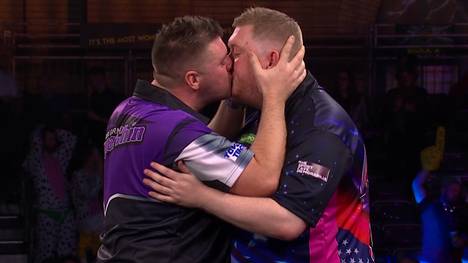Nach ihrem Drittrundenspiel bei der Darts-WM kommt es zwischen Daryl Gurney und Ricky Evans zu emotionalen Szenen. Nach einer innigen Umarmung gibt es auf der Bühne sogar einen Kuss.