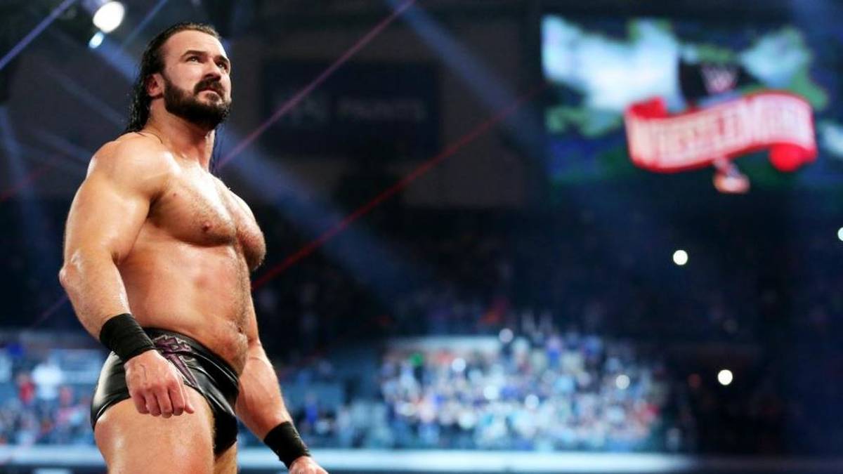 Dabei wurde McIntyre, bürgerlich Andrew Galloway, im Juni 2014 noch von WWE entlassen. Doch der 1,96-Meter-Riese entwickelte sich in den Independent Ligen und bei TNA (heute: Impact) weiter, erfand sich bei NXT neu und glänzt bei WWE als gnadenloser Big Man mit gewaltiger Ausstrahlung und starkem Können im Ring