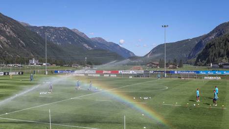 SPORT1-Chefreporter West Patrick Berger berichtet aus dem Trainingslager. Am Donnerstagmorgen fehlte bereits ein Wechselkandidat auf dem Trainingsplatz.