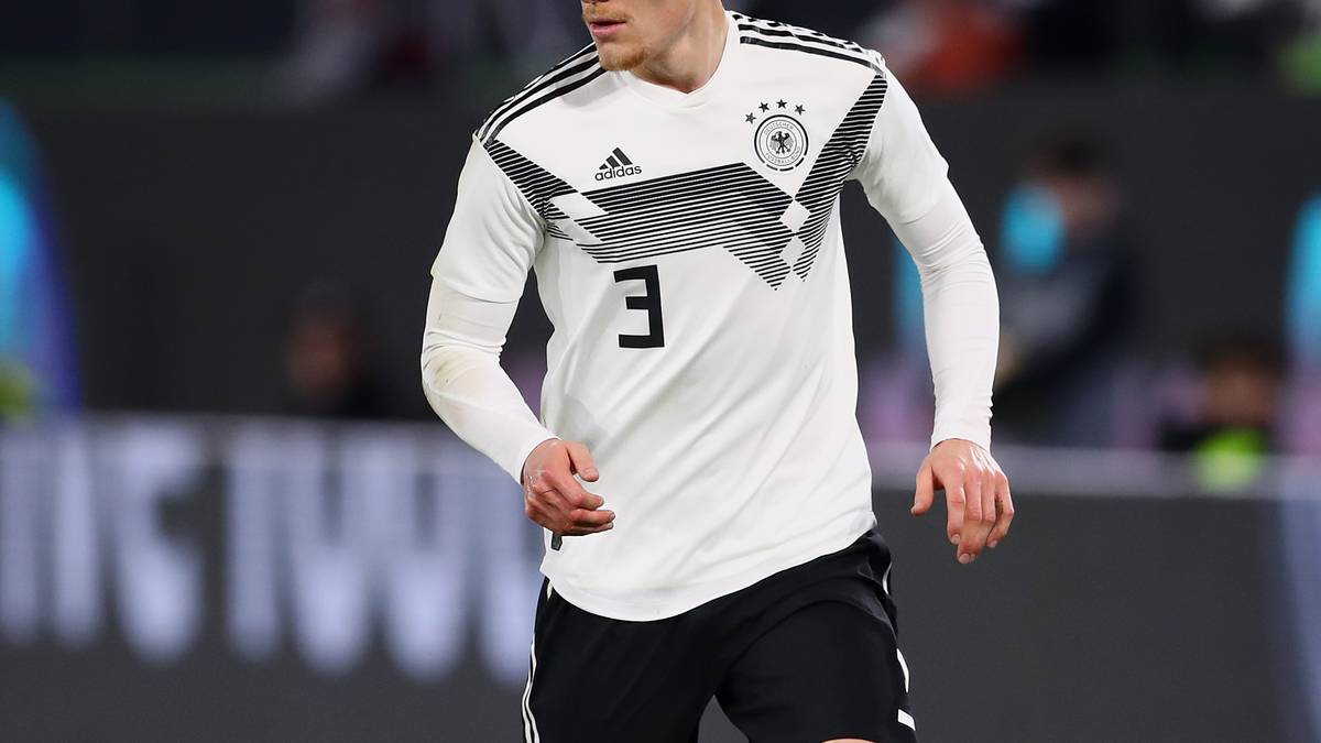 MARCEL HALSTENBERG: Der Leipziger kam zu seinem zweiten Länderspiel, agierte als Linksverteidiger. Offensiv war von ihm kaum etwas zu sehen. Hinten nicht immer sattelfest. Ließ sich einmal von Lazovic düpieren. Wenn es gefährlich wurde, dann zumeist über seine Seite. SPORT1-Note 4,5