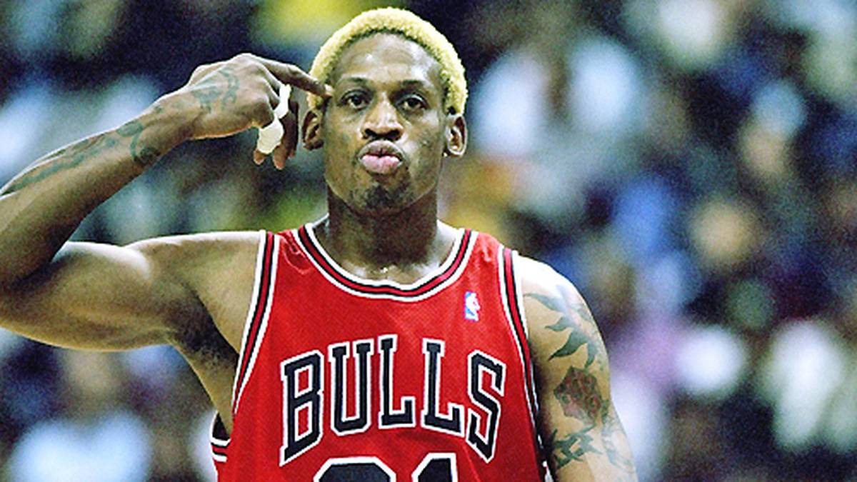 Nach dem Abgang von Ziehvater Daily und der Scheidung von seiner Frau fällt Rodman in ein Loch: Im Alter von 31 Jahren wird er schlafend in seinem Auto entdeckt - neben ihm liegt eine geladene Pistole