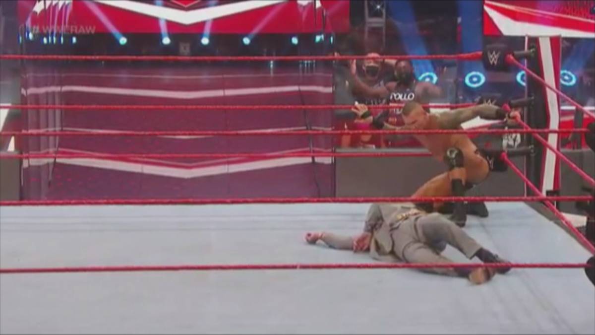 Auch mit 71 Jahren ist der legendäre "Nature Boy" Ric Flair bei WWE nicht vor Prügeln gefeit. Randy Orton wendet sich gegen ihn - es kommt zu verstörenden Szenen.