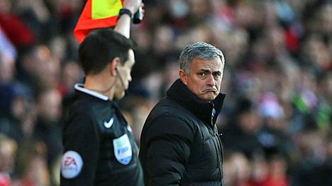 Jose Mourinho (r.) ist beim Spiel in Southampton unzufrieden mit dem Schiedsrichter-Gespann