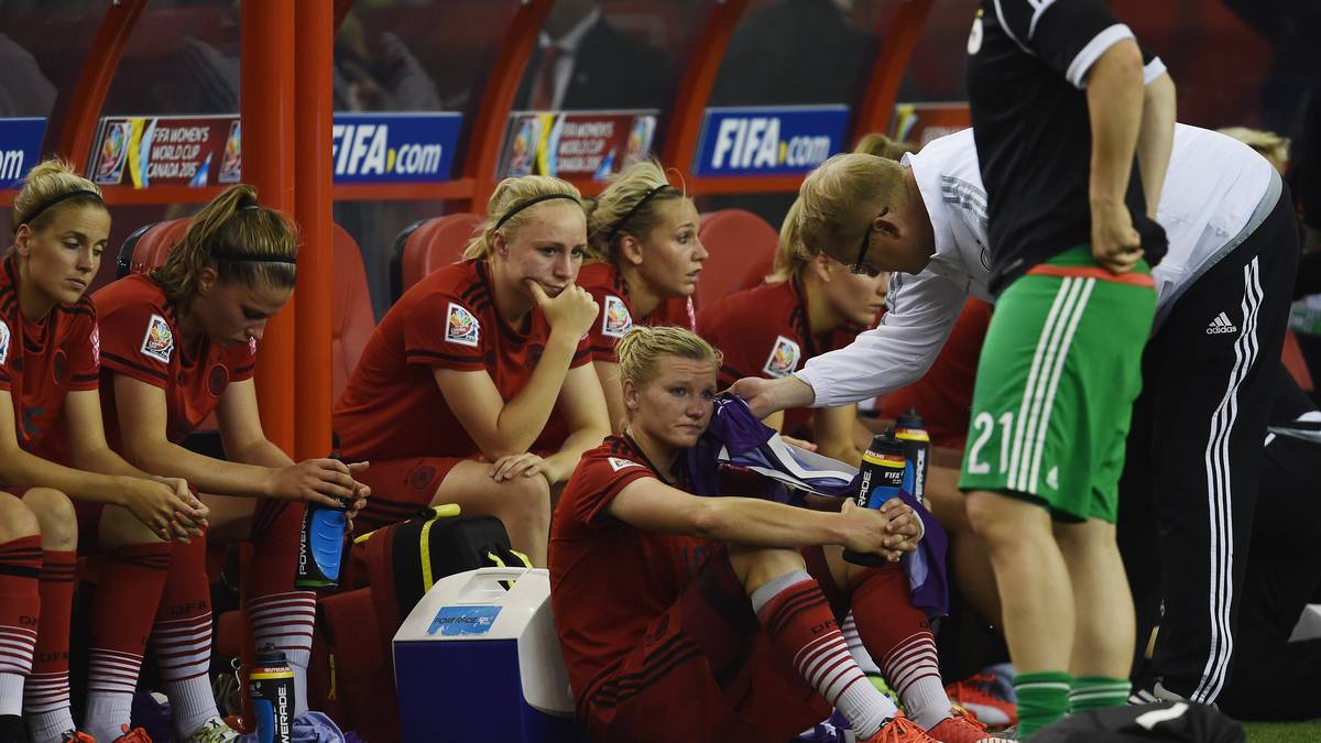 Aus der Traum vom dritten WM-Titel. Durch eine 0:2-Niederlage gegen die USA verpassen die DFB-Frauen den ersehnte Einzug ins Finale. Torfrau Nadine Angerer hält die Mannschaft lange im Spiel, Celia Sasic versagen die Nerven. Das Team in der SPORT1-Einzelkritik