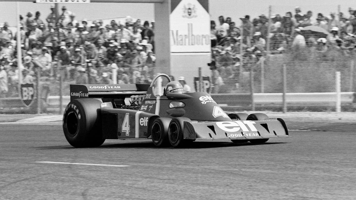 Hinter Lauda wartet James Hunt auf seine Chance. Bei widrigen Bedingungen stellt Lauda seinen Wagen nach zwei Runden aus Sicherheitsgründen ab. Hunt fährt als Dritter ins Ziel und gewinnt mit einem Punkt Vorsprung vor Lauda die Weltmeisterschaft 1976