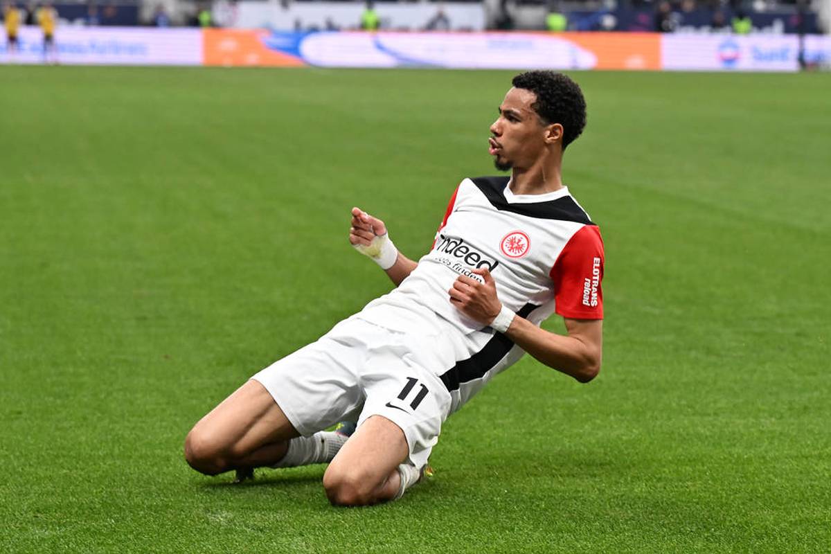 Der Transfer-Krimi um Frankfurts Hugo Ekitiké nimmt weiter Fahrt auf. Nachdem sich zunächst Newcastle United um die Dienste des Franzosen bemühte, mischt mittlerweile auch ein anderer englischer Topklub im Werben um den Eintracht-Stürmer mit.
