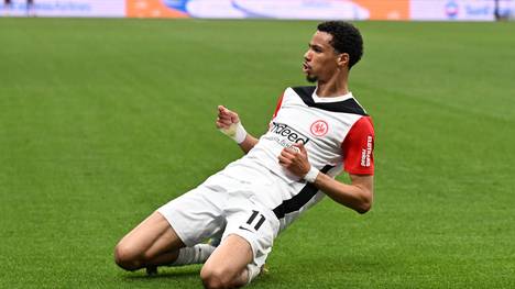 Der Transfer-Krimi um Frankfurts Hugo Ekitiké nimmt weiter Fahrt auf. Nachdem sich zunächst Newcastle United um die Dienste des Franzosen bemühte, mischt mittlerweile auch ein anderer englischer Topklub im Werben um den Eintracht-Stürmer mit.