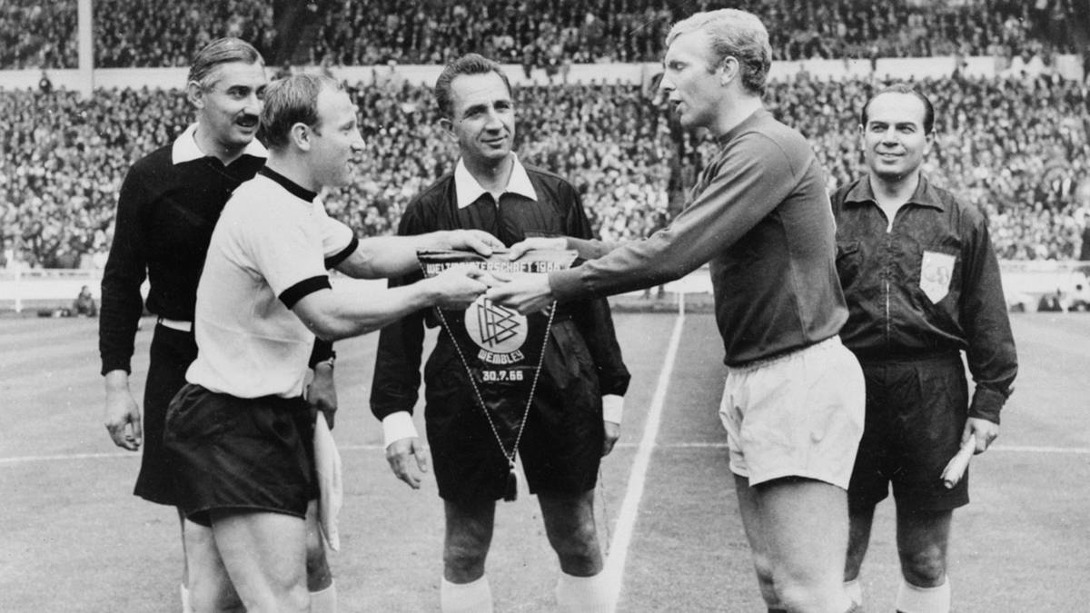 Uwe Seeler und Bobby Moore in Wembley 1966