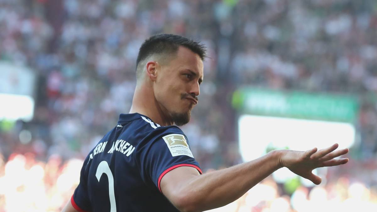 Der Stürmer trug beim Rekordmeister die 2. Die ist sonst bekanntlich Abwehrspielern vorbehalten. Beim FC Bayern trug sie zum Beispiel Breno ...