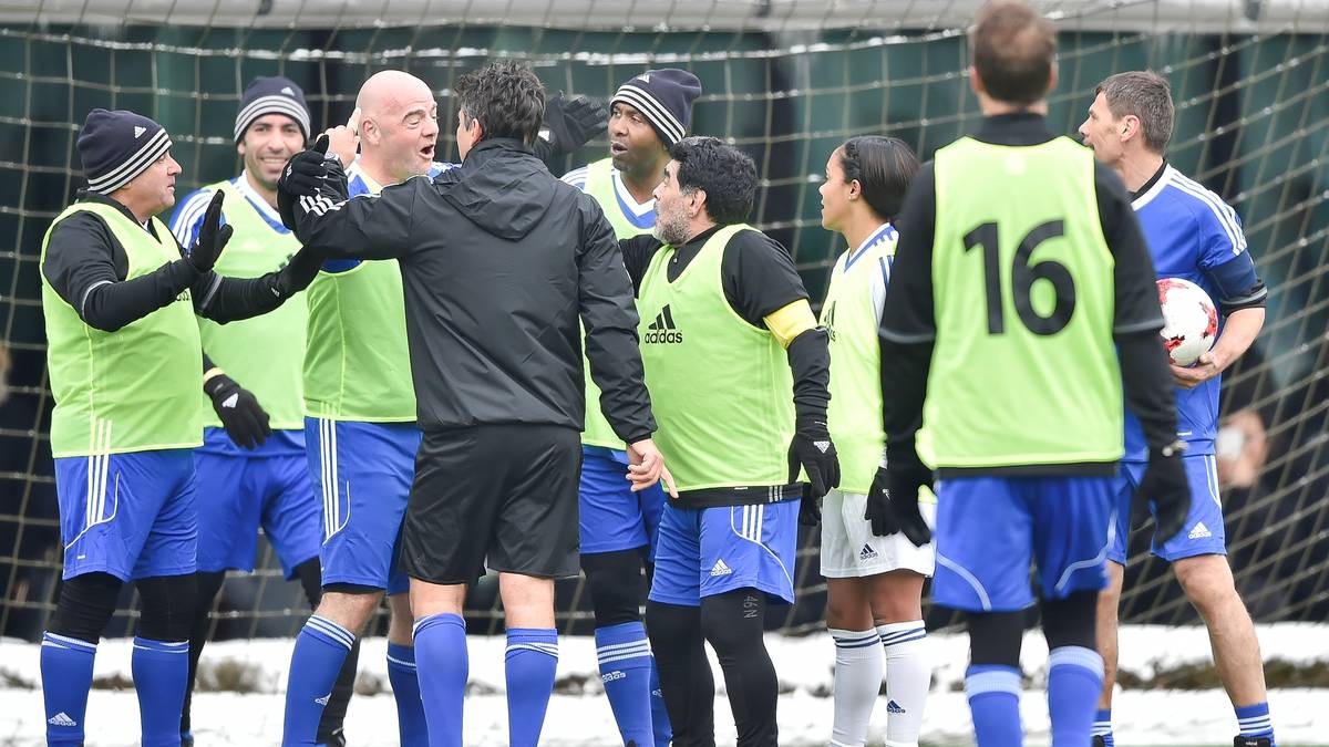 Mit dabei beim Legendenkick sind viele ehemalige Weltmeister, die sich in einfachen Trainingsklamotten gekleidet messen