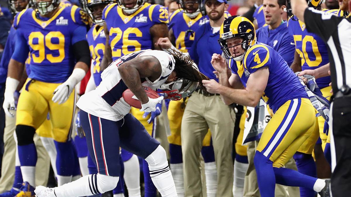 Endlich geht es los - und gleich zur Sache. Beim Return muss Rams-Kicker Zuerlein selbst Hand anlegen, um Returner Patterson zu stoppen