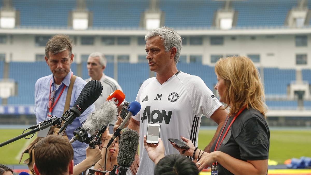 Auch Mourinho äußert sich verwundert auf die Frage nach dem Handschlag. "Natürlich werde ich seine Hand schütteln", stellt der United-Coach klar, "ich verstehe weder die Frage an ihn noch an mich." Der Handschlag fällt aber vorerst aus, weil das geplante Testspiel abgesagt wird