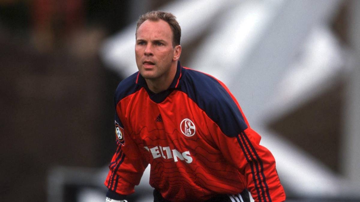 2000/'01 - OLIVER RECK: Seit 1998 im Schalke Tor, spielte in 33 Einsätzen in der Bundesliga starke 13 Mal zu Null. Um ein Haar hätte sich Reck auf seine alten Tage seinen dritten Meistertitel gesichert (zweimal mit Werder Bremen). Doch ein gewisser Patrik Andersson hatte etwas dagegen
