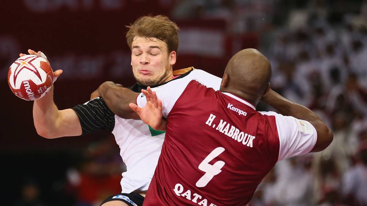 Auch auf der Platte geht es hoch her. Der Berliner Youngster Paul Drux (l.) zieht zum Kreis, wird aber rüde von Hassan Mabrouk gestoppt