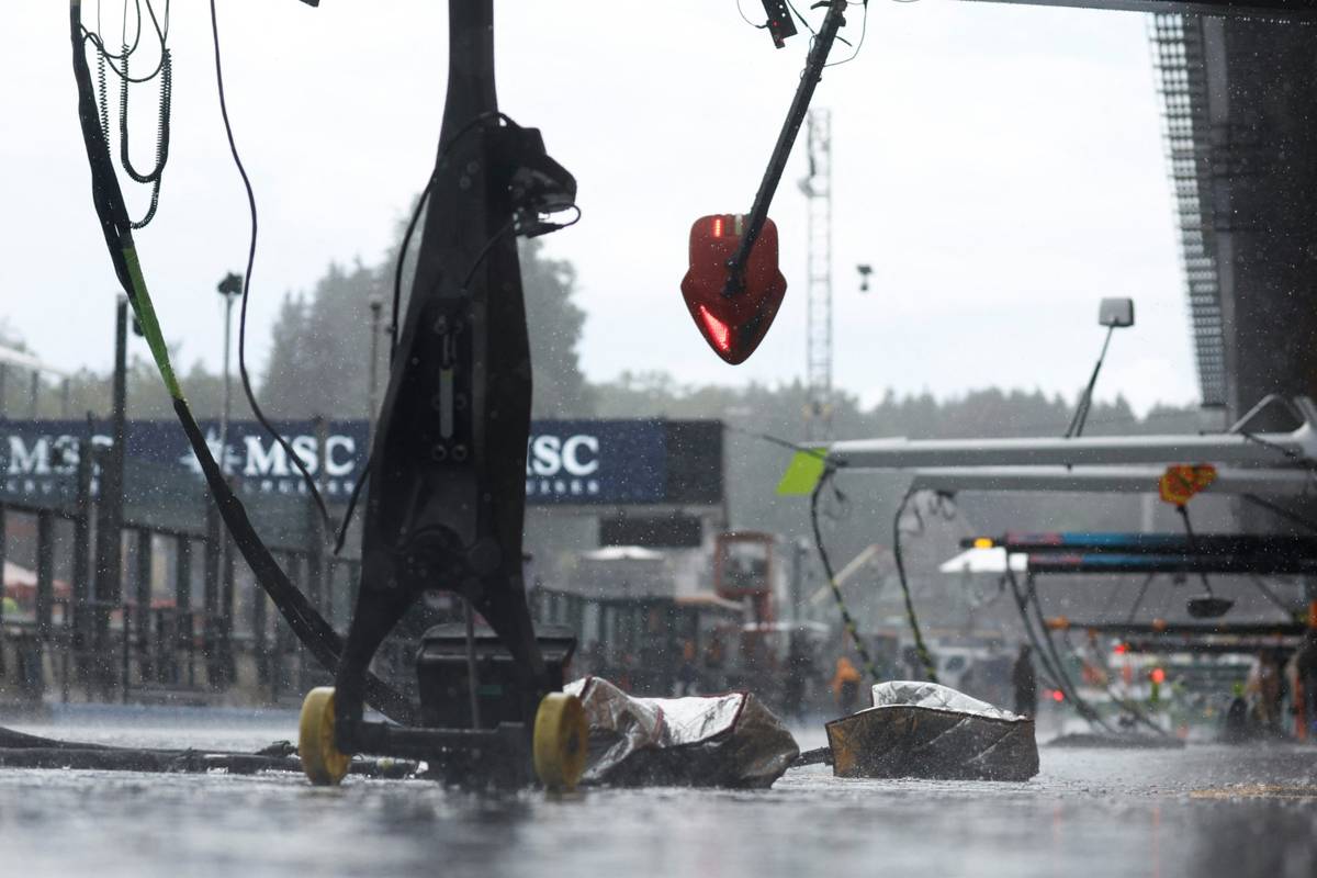 Chaos-Rennen in Spa abgebrochen