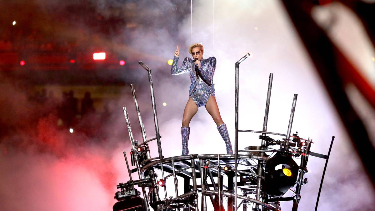 Etwas mehr Mühe gibt sich da schon Lady Gaga im Jahr 2017. Sie fliegt durch das Stadiondach auf die Bühne und sorgt mit viel Glitzer, LED und fetzigen Choreografien für Aufsehen