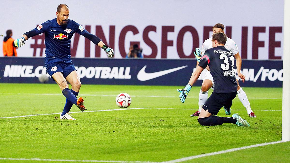 Dritte Minute der Nachspielzeit in Leipzig: Fabio Coltorti geht im Spiel der Zweiten Liga gegen Darmstadt beim Stand von 1:1 mit nach vorne. Der Ball kommt zum RB-Torwart, er nimmt ihn gekonnt mit dem Fuß an, dreht sich und versenkt ihn eiskalt. Damit sichert er den Leipzigern drei wichtige Punkte