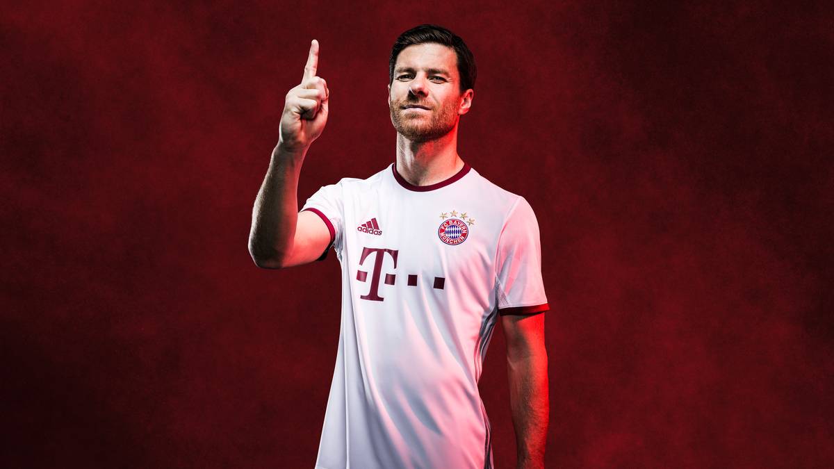 Auch das Trikot für die Champions League 2016/17 ist in weiß gehalten. Anders als im Jahr darauf fehlten hier jedoch die roten Längsstreifen, Für Xabi Alonso und Co. endete das Abenteuer Königsklasse im Viertelfinale