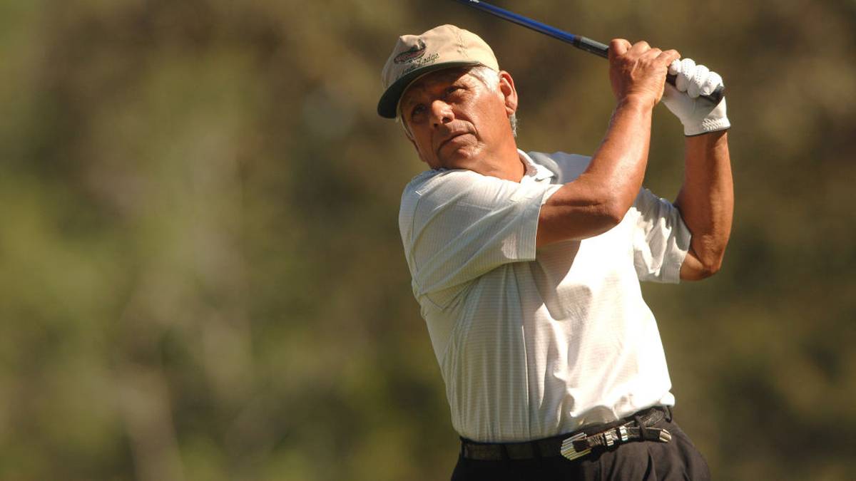 PLATZ 15 - LEE TREVINO: Ein Blitzschlag hat den Golfprofi während seiner Karriere geschwächt - aber in keinem Fall für ein vorzeitiges Ende gesorgt. Einen seine sechs Majorsiege feierte er noch nach seinem Unfall. Der Amerikaner fiel vor allem durch seinen Humor und seine flotten Sprüche auf. So sagte er unter anderem: "Ich habe die Tour 1967 gespielt und Witze erzählt, und niemand hat gelacht. Dann habe ich die Open im nächsten Jahr gewonnen und die gleichen Witze erzählt und alle haben höllisch gelacht"