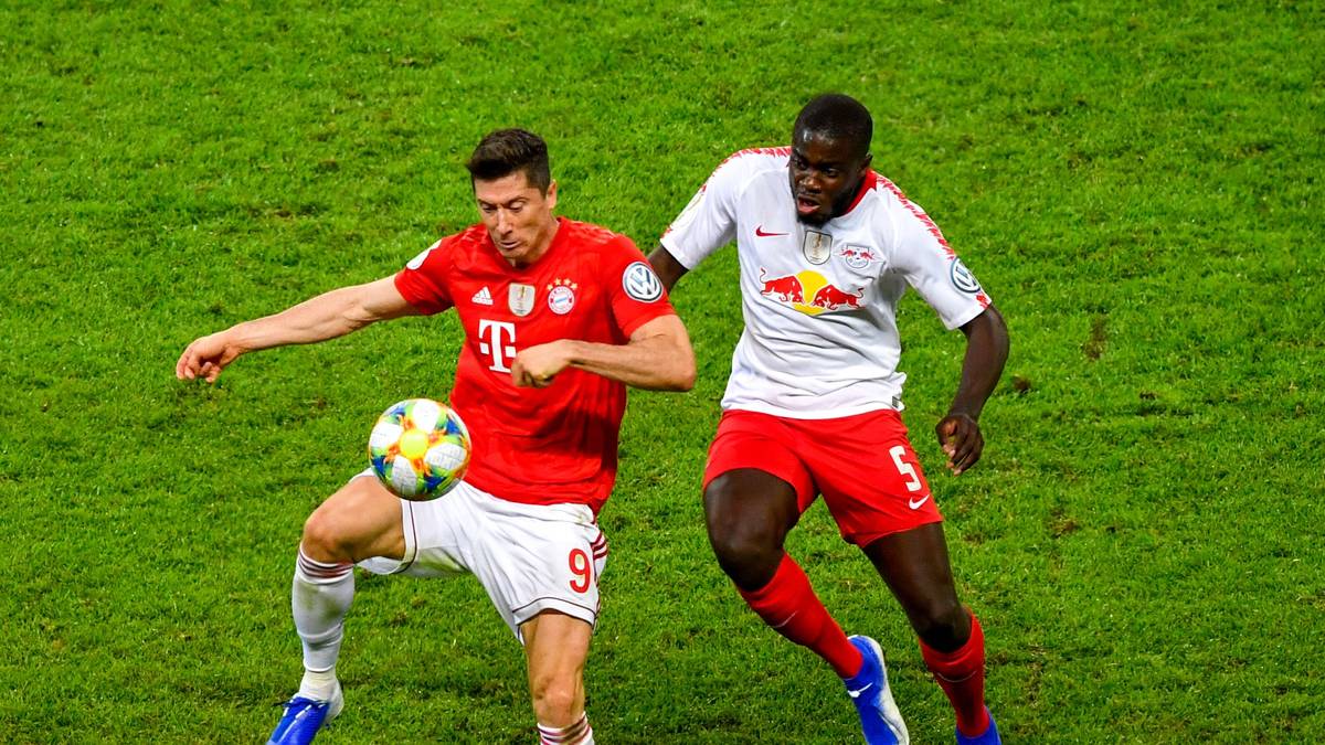 Während über mögliche Verbindungen von Konaté nach München noch nichts zu hören war, berichtet die "tz" im Februar, dass Upamecano (Bild, r.) eine Alternative für Hernández sei. Beide sind schnell, zweikampfstark und ballsicher. Leipzig hat aber keinerlei finanzielle Not, weshalb sich mögliche Verhandlungen sehr zäh gestalten könnten