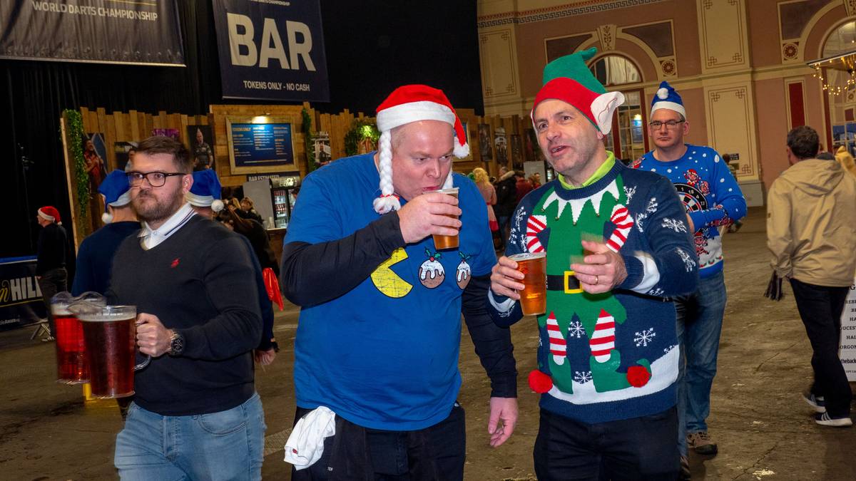 Die berühmten Ugly Christmas Sweater dürfen bei der Darts-WM ebenfalls nicht fehlen