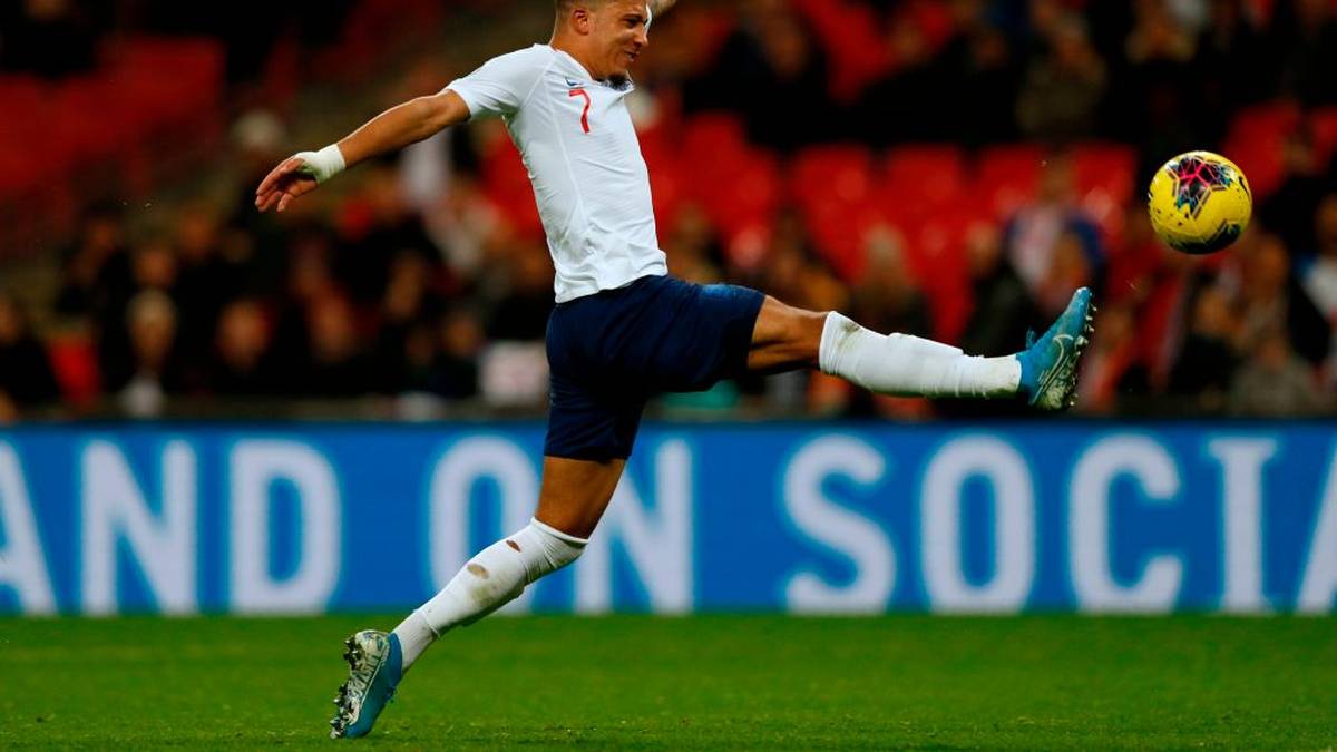 ENGLAND: JADON SANCHO hat es mit gerade einmal 19 Jahren bereits auf elf Länderspiele gebracht - auch wegen seiner starken Spiele im Trikot des BVB. Bei der EM 2020, seinem ersten großen Turnier, wäre auch ein Platz in der Startelf drin gewesen. Das kann sich bis 2021 natürlich ändern - vor allem im mit vielen jungen Spielern gesäumten englischen Team