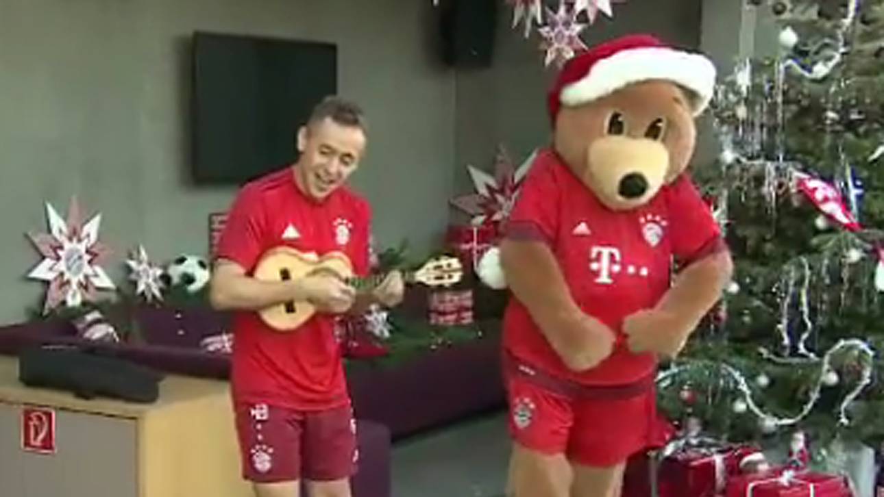 Rafinha rockt unterm Weihnachtsbaum