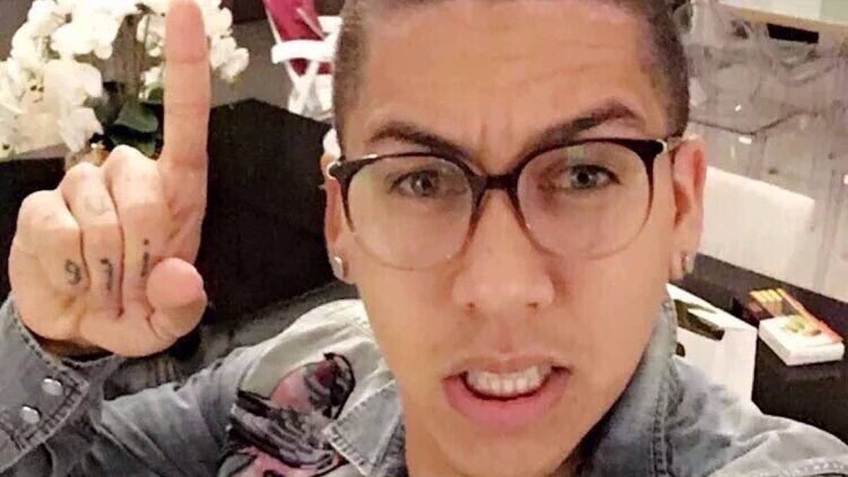 Wie bitte, das soll Roberto Firmino sein? Offensichtlich schon. Der Brasilianer vom FC Liverpool zeigt sich auf diesem Bild nicht nur in gewöhnungsbedürftiger Kleidung, sondern auch mit Brille. Angeblich soll das ein Punkrock-Outfit sein