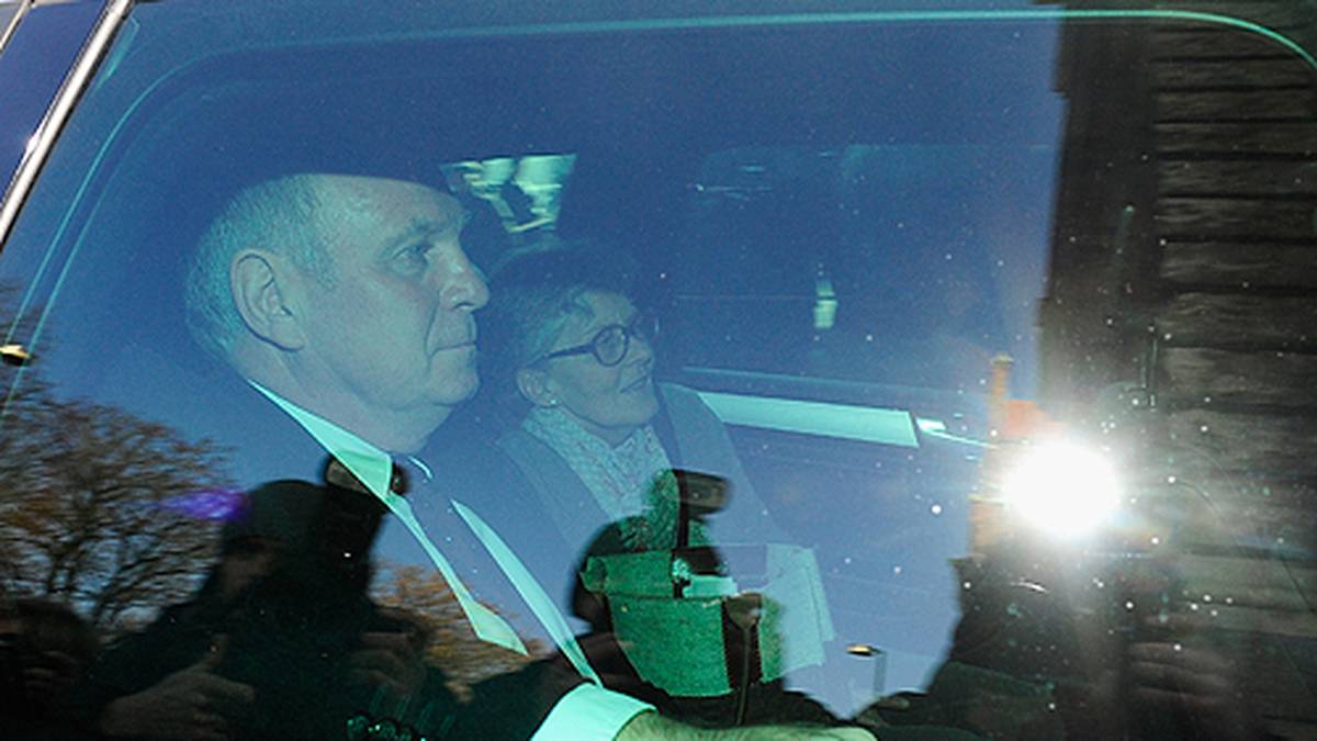 Es wird ernst für Hoeneß: Zusammen mit seiner Frau fährt er am Gerichtsgebäude vor