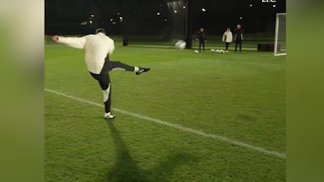 Eintracht-Trainer Albert Riera beweist vor dem Legendentreff des FC Liverpool sein Können am Ball – unter anderem mit einem sehenswerten Schuss ins Kreuzeck.
