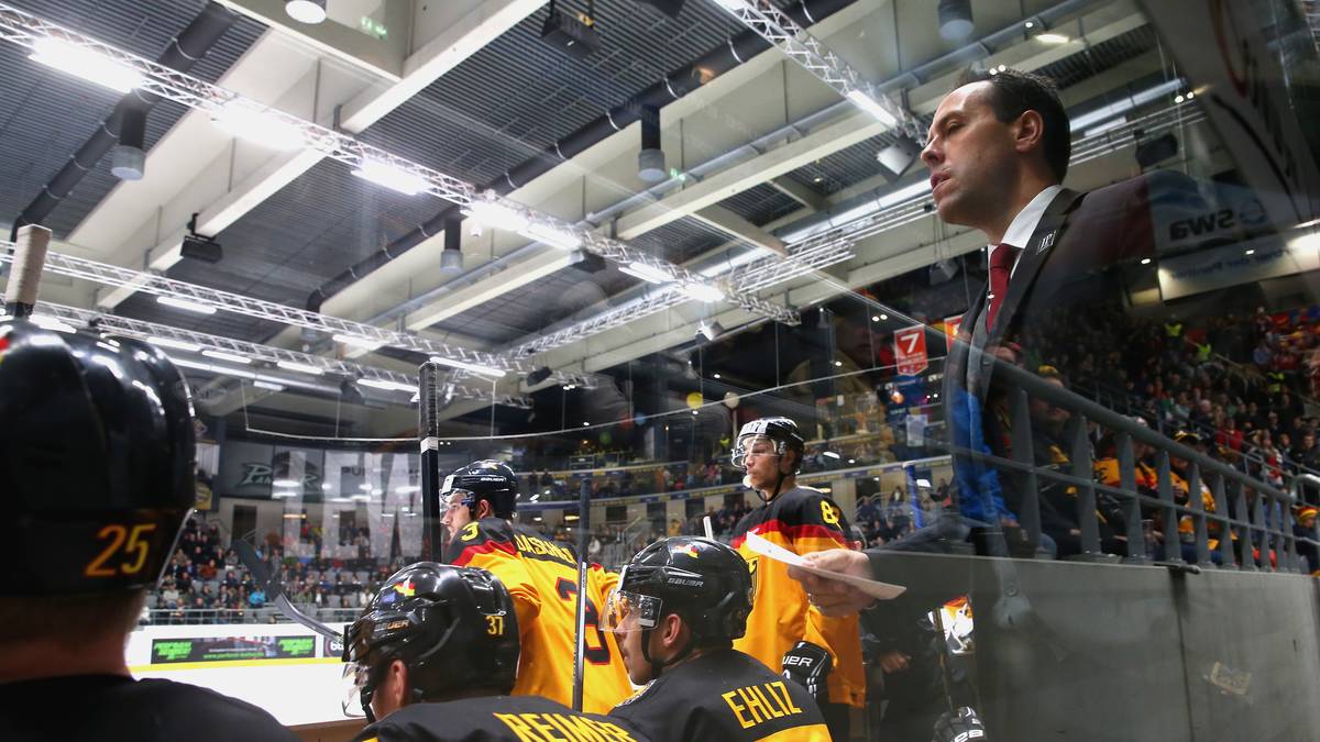 Im Juli 2015 präsentiert DEB-Präsident Franz Reindl zur Überraschung vieler den als Trainer völlig unerfahrenen, als Spieler aber überragenden Marco Sturm im Alter von gerade einmal 36 Jahren als Nachfolger des erfolglosen Cortina. Selbst gestandene Nationalspieler staunen damals nicht schlecht