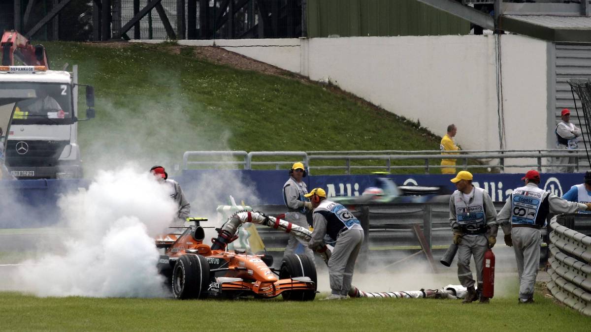 PLATZ 5 - CHRISTIJAN ALBERS (Frankreich 2007): Der Niederländer sorgt für eine kuriose Szene, als er beim Boxenstopp zu früh losfährt. Dabei bemerkt er nicht, dass der Tankrüssel noch im Auto steckt. Beim Losfahren räumt Albers mit dem Schlauch einige Mechaniker ab. Erst in der Ausfahrt bemerkt er sein Missgeschick und stellt das Auto ab