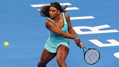 Serena Williams hat ihr erstes Match beim Hopman Cup nach Startschwierigkeiten gewonnen