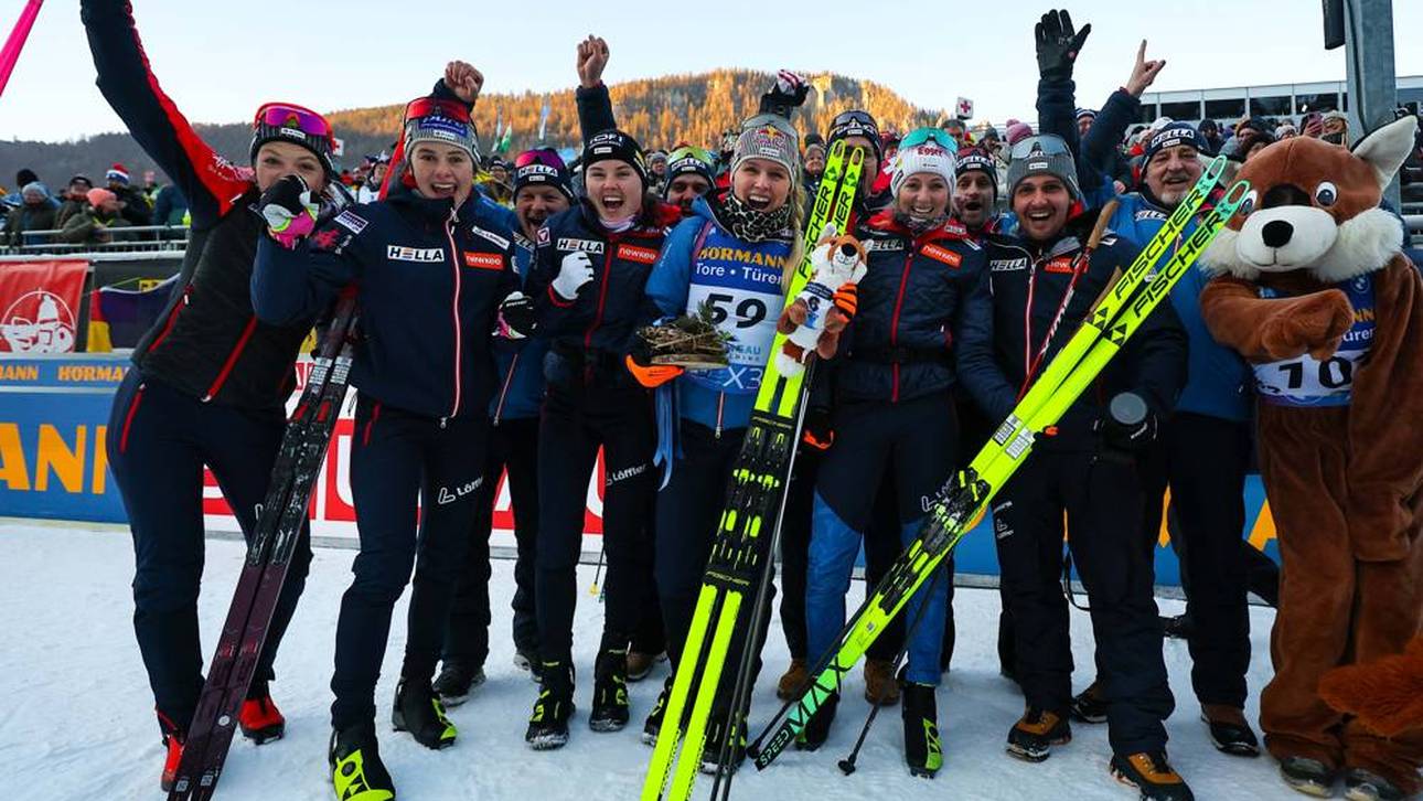 Anna Gandler feiert ihr tolles Abschneiden im Einzel in Ruhpolding