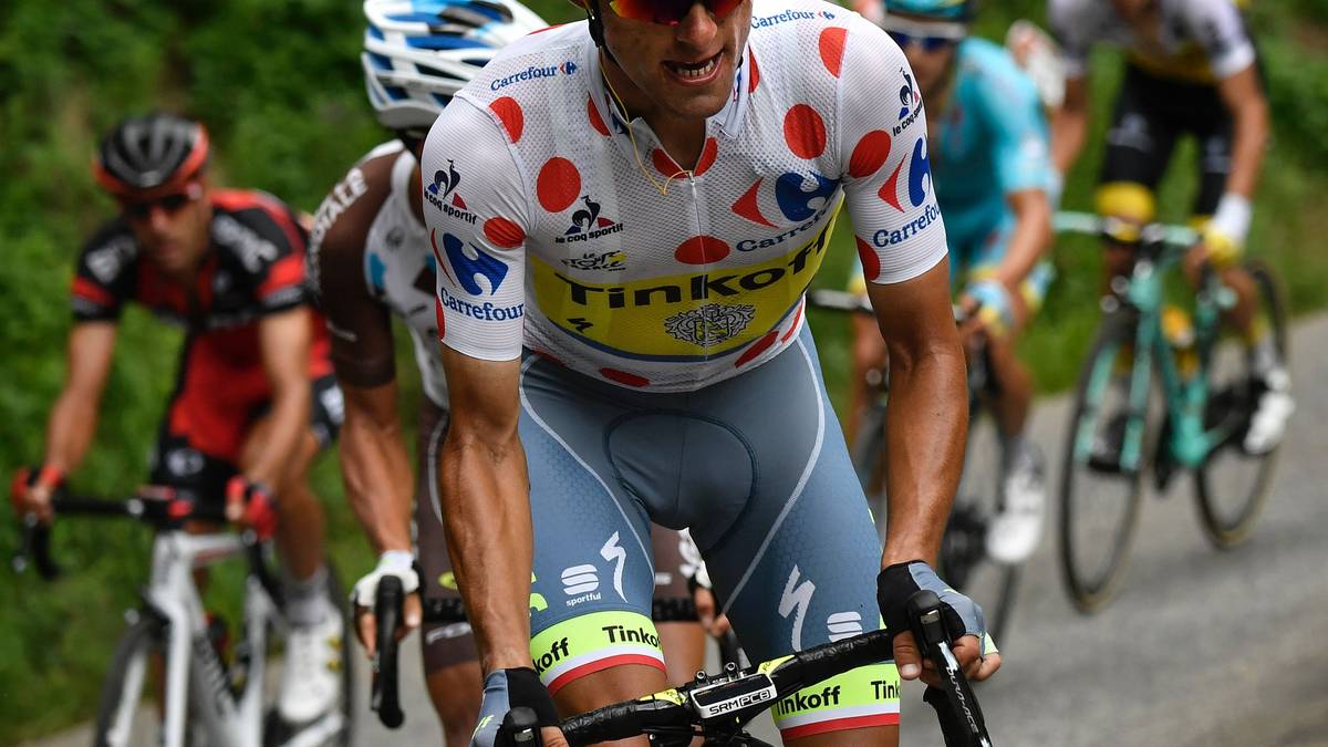 Schnell reist eine größere Gruppe aus. Dazu gehörten auch die Deutschen Tony Martin, Emanuel Buchmann und Marcus Burghardt. Die Ausreißer werden jedoch alle früher oder später gestellt