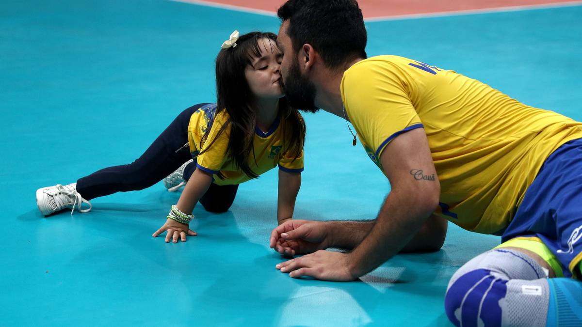 Ein Küsschen für den Papa. Der brasilianische Volleyballer William Arjona genießt nach dem Finaleinzug schöne Momente mit seiner Tochter
