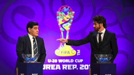 Diego Maradona (links) und Pablo Aimar bei der Auslosung zur U-20-WM in Südkorea