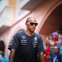 Lewis Hamilton geht auch außerhalb der Formel 1 gerne abenteuerlichen Aktivitäten nach. Einmal hätte ihn das fast das Leben gekostet, wie er in einem Podcast verrät.