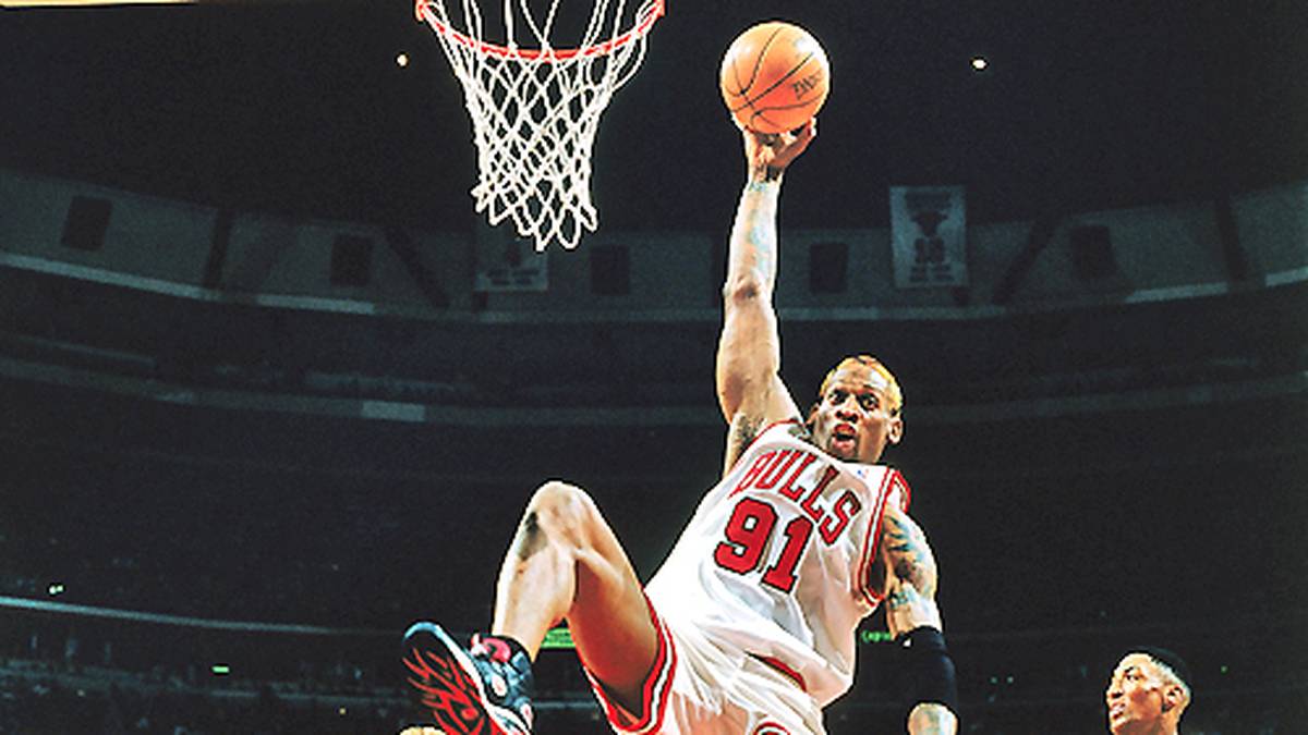 Die Zweifel an seiner Leistungsfähigkeit räumt Rodman auf dem Spielfeld locker aus. Unter den Körben ist er weiterhin unerreicht. Außerdem gelingt ihm im Jersey der Bulls das erste Triple-Double seiner Karriere