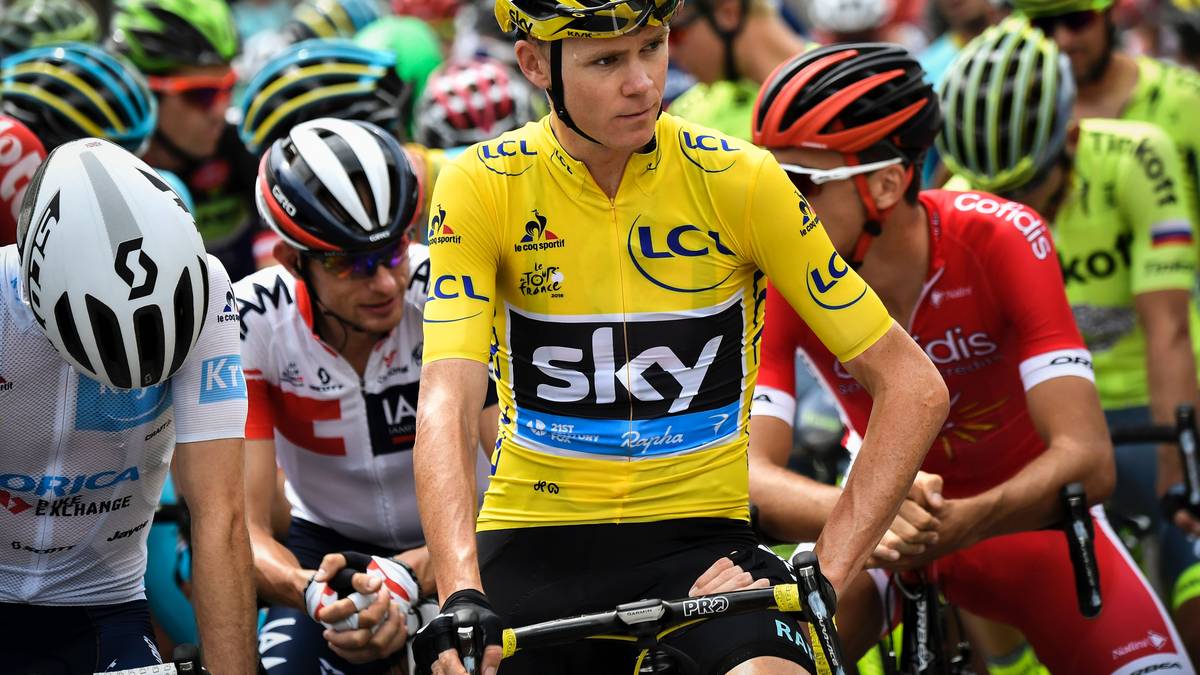 Skeptisch schaut Christopher Froome vor dem Start der 19. Etappe. Muss er eigentlich nicht, ist sein Vorsprung in der Gesamtwertung doch beträchtlich