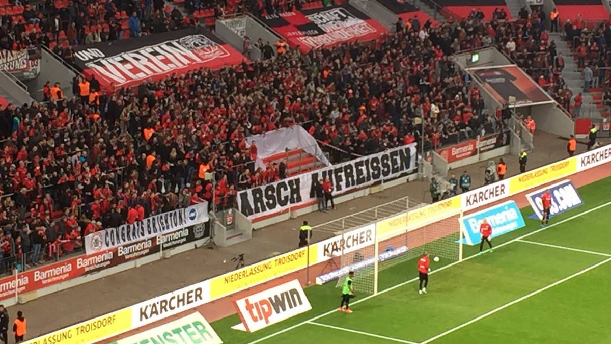 Auf einem anderen Banner forderten die Bayer-Fans zu Spielbeginn: "Arsch aufreissen!"