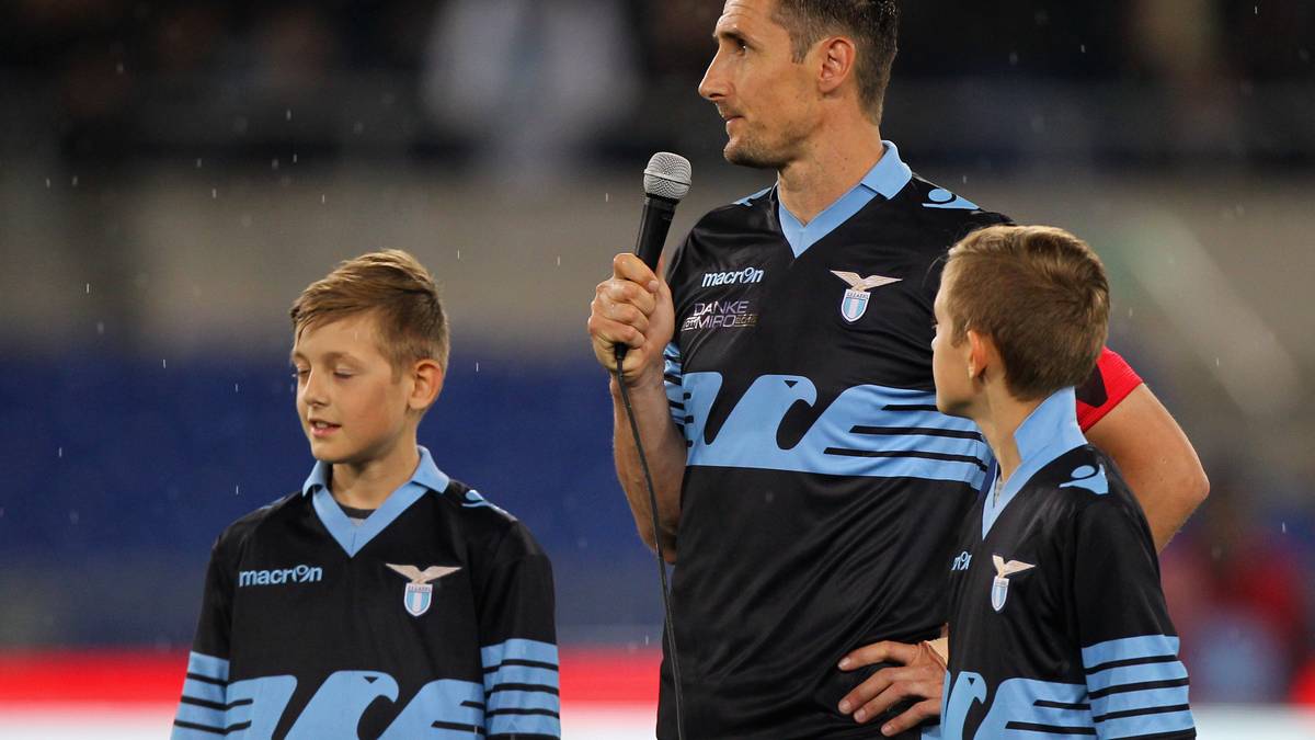  Zum Abschied hält der deutsche Stürmer vor dem Spiel gegen Florenz eine Rede. Seine beiden Söhne stehen ihm in dem emotionalen Moment zur Seite