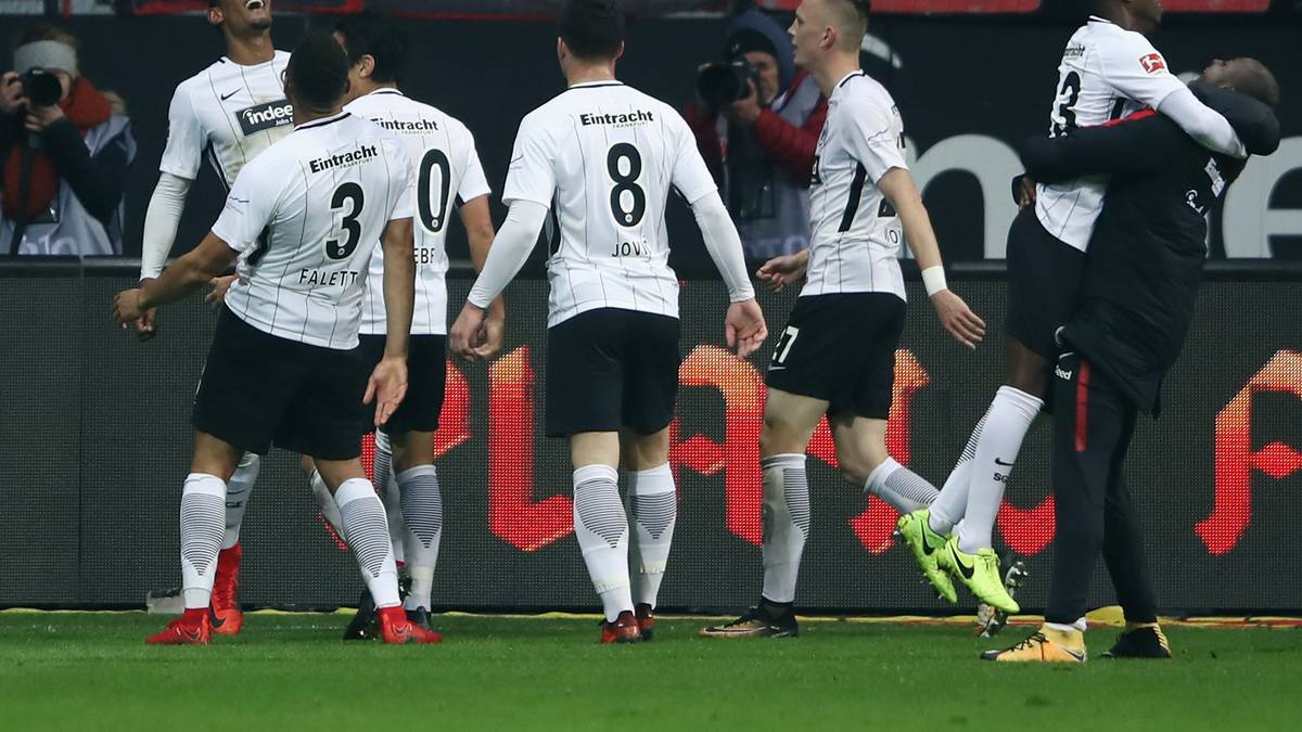 Am Ende jubeln aber doch noch die Frankfurter. Sebastien Haller trifft eine Minute vor Schluss und stürzt die Bremer damit noch tiefer in die Krise