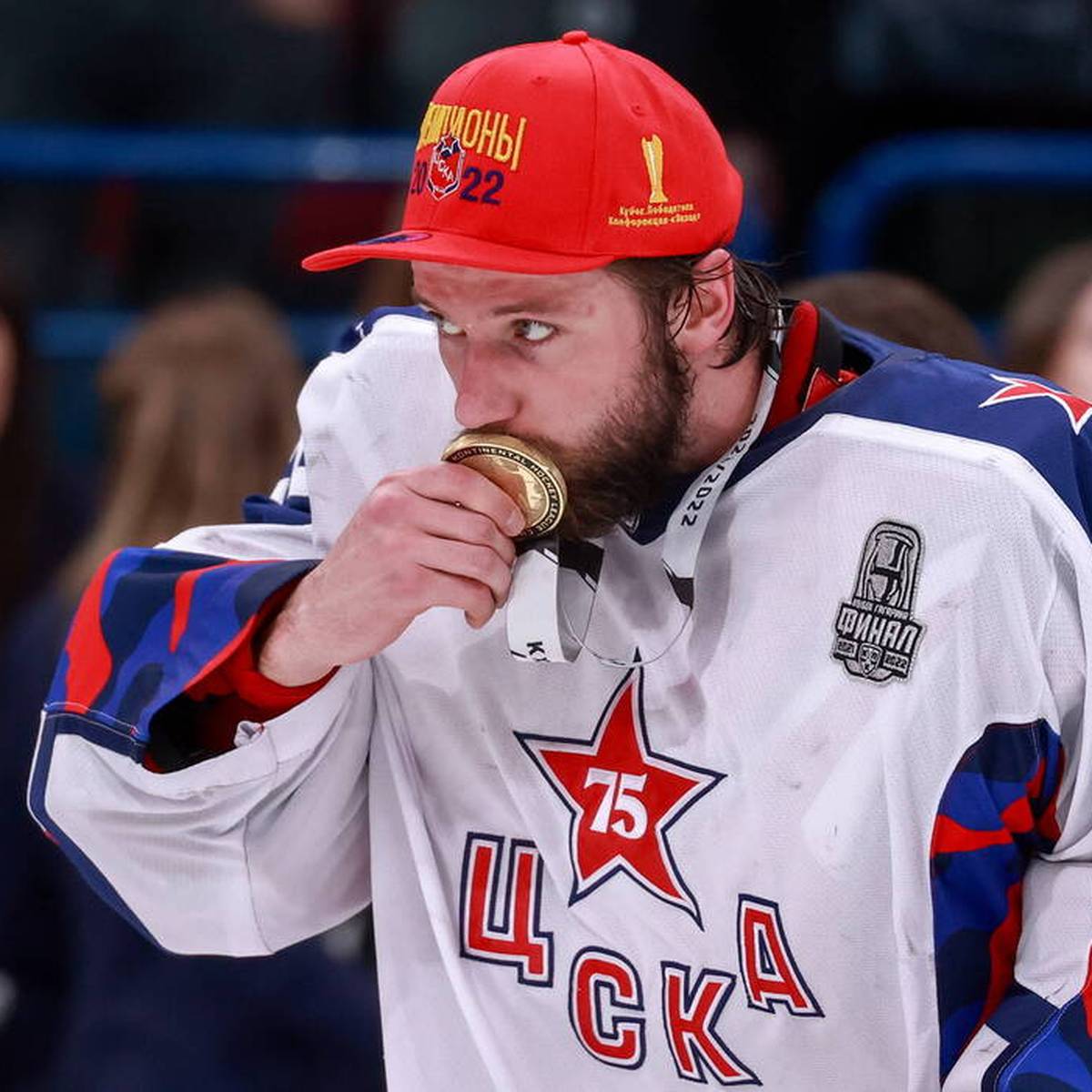 Ein russischer Nationalspieler wird in Russland festgenommen. Statt dem geplanten Wechsel in die NHL droht ihm nun offenbar der Militärdienst. 