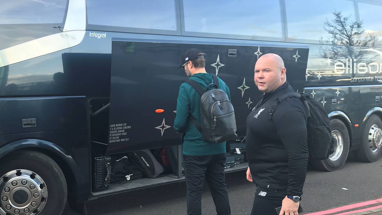 Jürgen Klopp (l.) wirkte am Flughafen in Liverpool angespannt